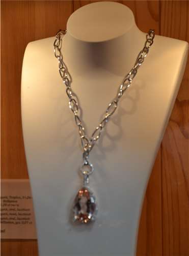 Schmuck und Wein, textiles Tischdesign und schöne Kalligraphie