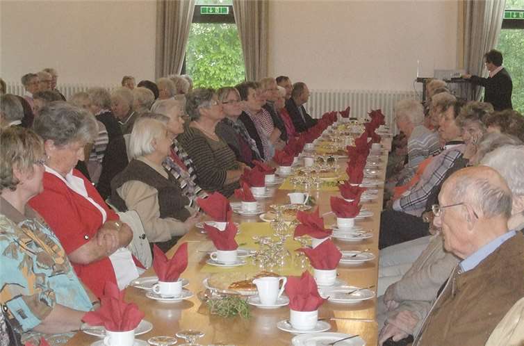Gemeinsames Singen von alten Kirchenliedern 