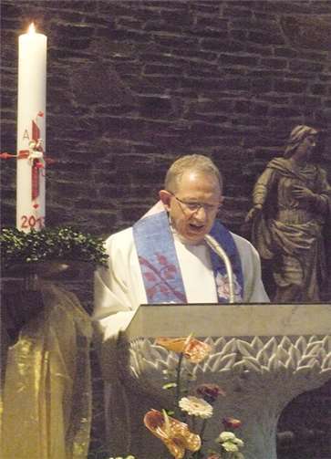 Gemeinsames Singen von alten Kirchenliedern 