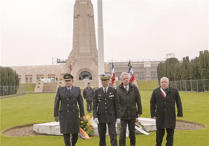 Bronzefigur auf dem Soldatenfriedhof von Verdun enthüllt 
