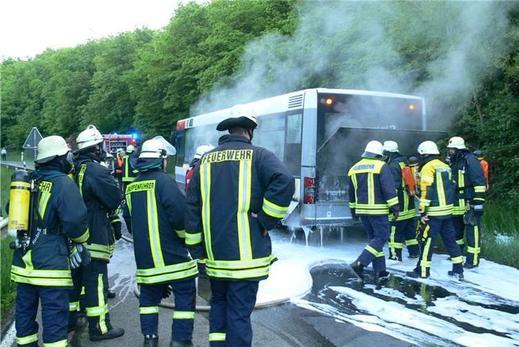  Linienbus geriet wegen technischem Defekt in Brand 