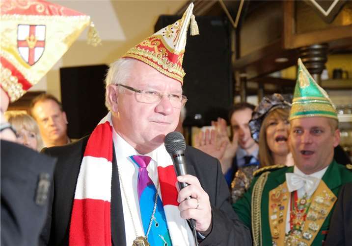 Närrische Stimmung bei gutem Rebensaft und leckerem Büffet 