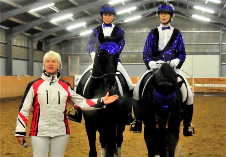 Brillante Darbietungen von Pferden und Reitern 