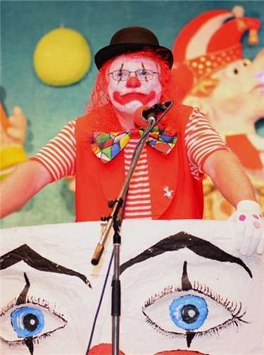 Mit Tanz, Witz und guter Laune 