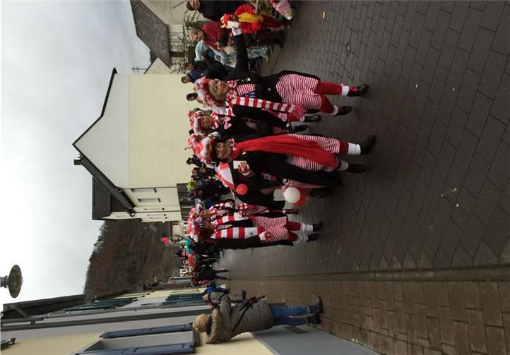 Jecke Weiber außer Rand und Band