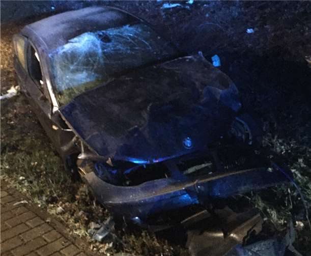 Autofahrer krachte gegen Baum 