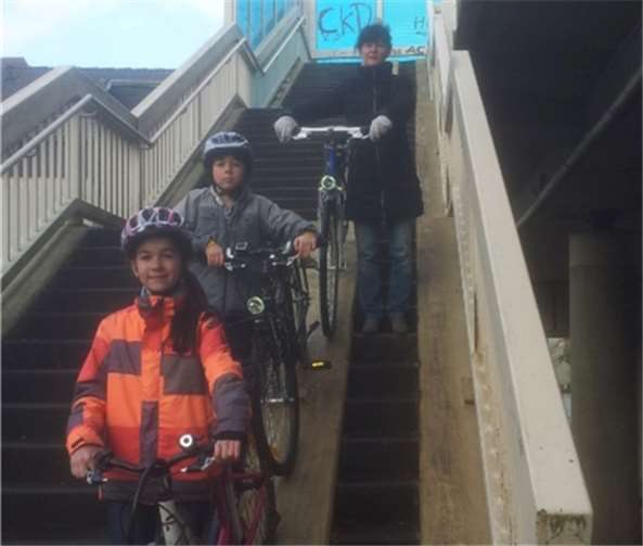 Zwischengeländer an den Rampen der Raiffeisenbrücke entfernt 