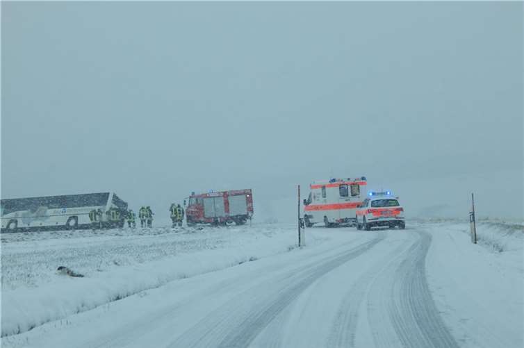 Bus rutschte in Graben 