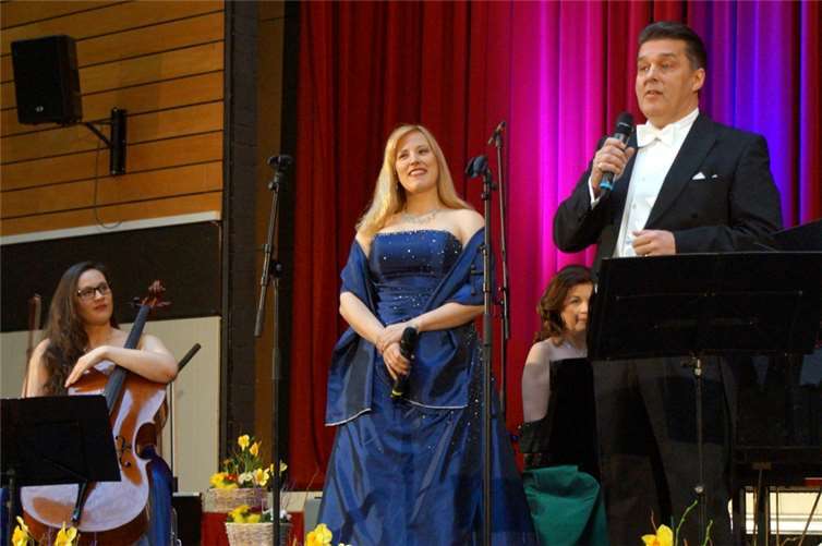 Pompös, glamourös und trotzdem heiter 