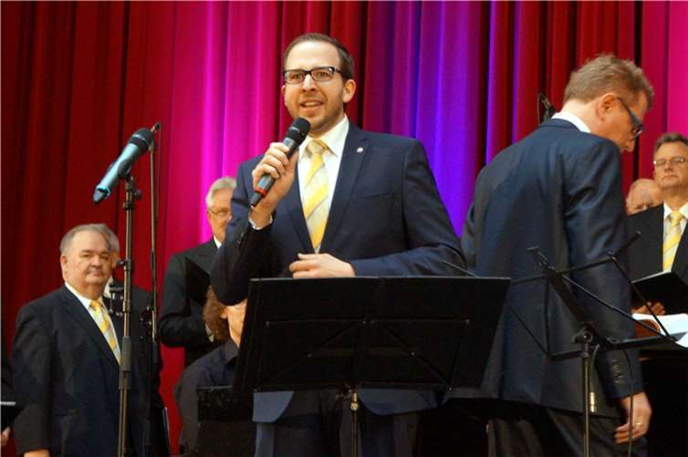 Pompös, glamourös und trotzdem heiter 