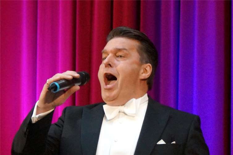 Pompös, glamourös und trotzdem heiter 