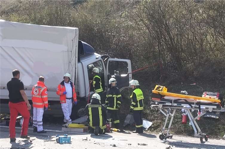 Lkw rast in Stauende 