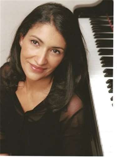 Zvi Plesser und Myriam Farid im Bahnhof Rolandseck 