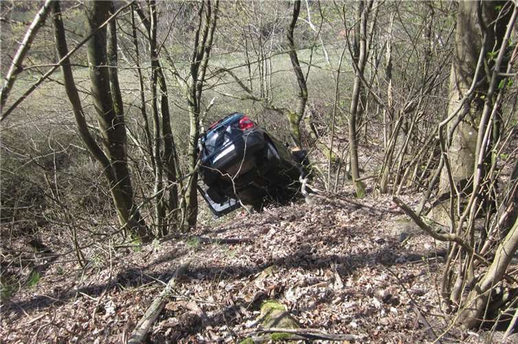 Fieser Drängler: Auto stürzt Hang hinab 
