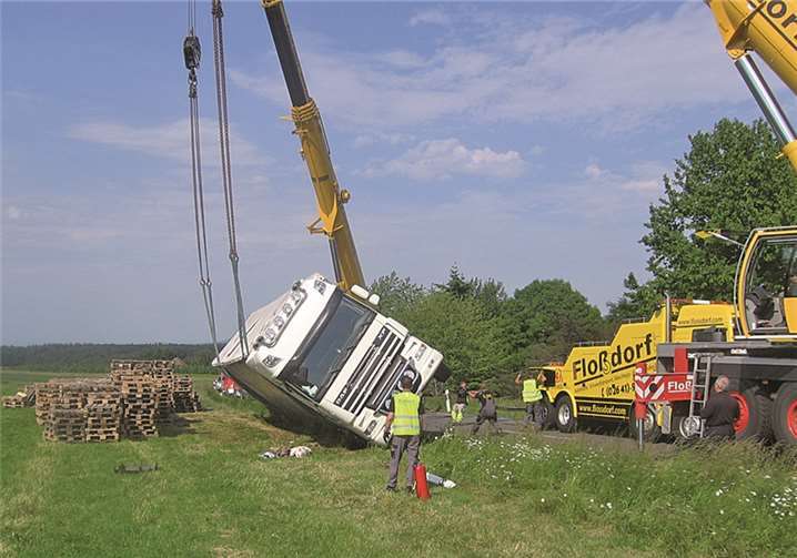Sattelzug umgekippt