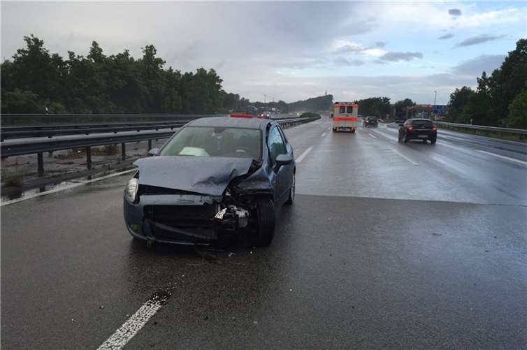 Ins Schleudern geraten und gegen Mittelschutzplanke geprallt 