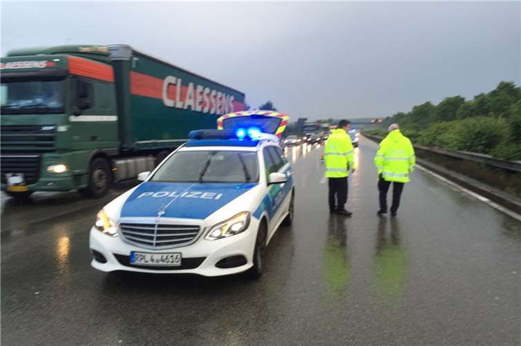 Ins Schleudern geraten und gegen Mittelschutzplanke geprallt 