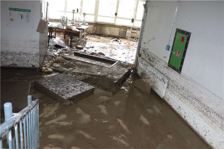 Schule durch Hochwasser verwüstet 