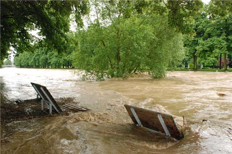 Ruhebänke trotzen den Fluten 