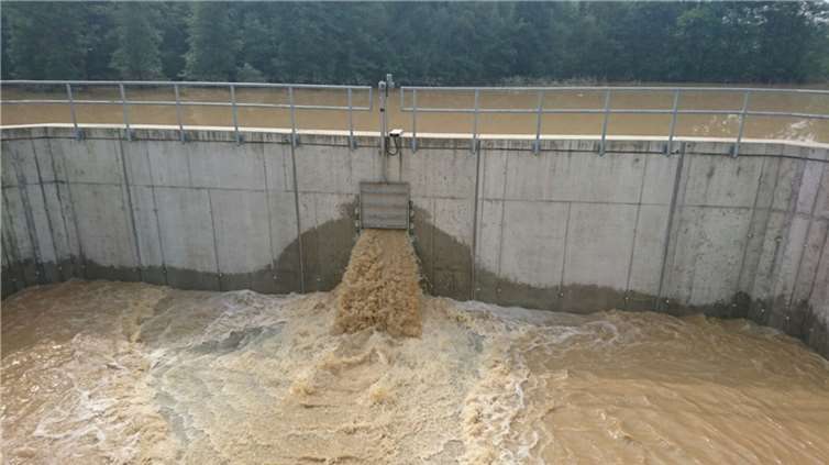 Wasser wird kontrolliert abgeleitet 