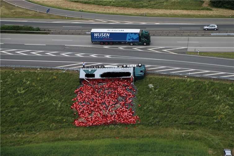 Sattelzug kippte in Böschung 