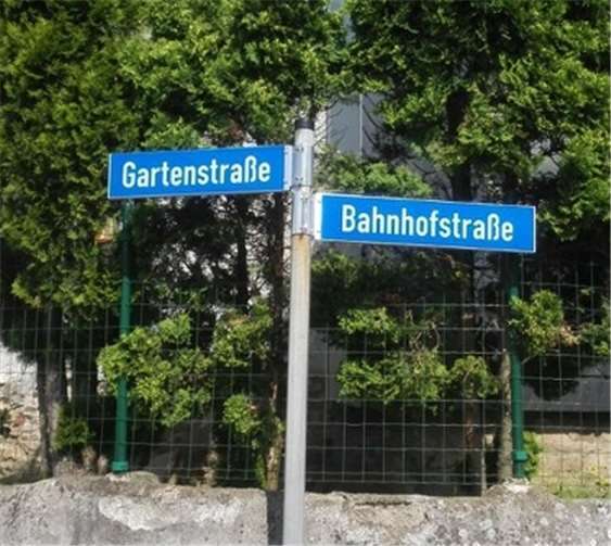 Neue Straßennamenschilder für den gesamten Ort 