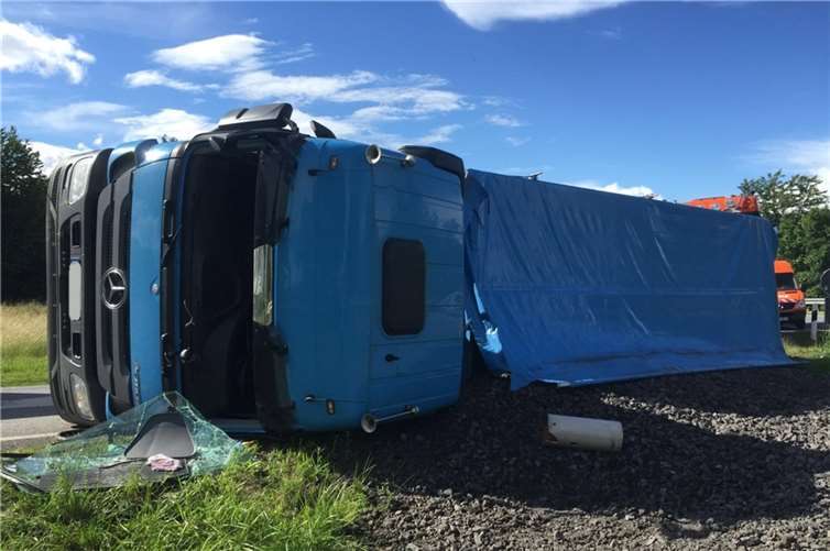 Sattelschlepper kippte um 