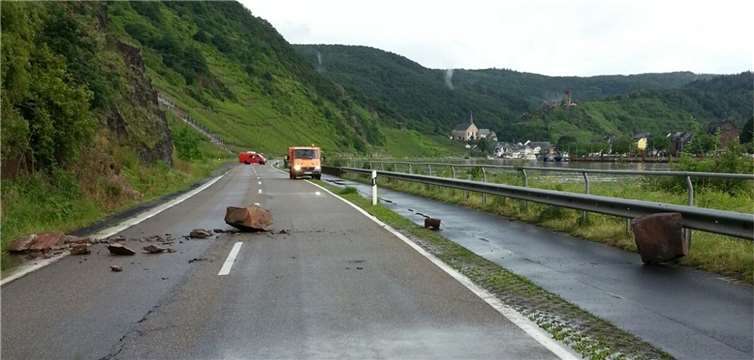 Vollsperrung der L98 nach Felsrutsch 