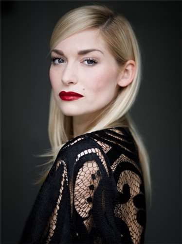 Giulia Wahn heizt Bei Party!Rot!Weiss ein 