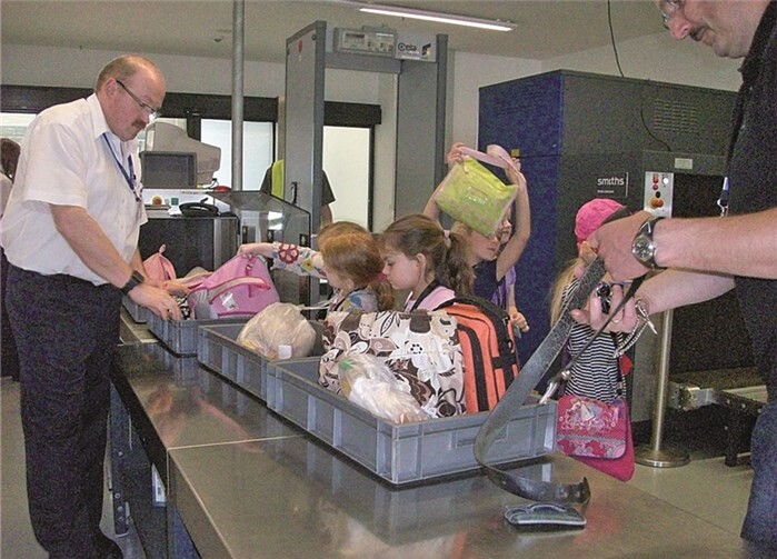 Schukis aus dem Haus für Kinder schnuppern Pilotenluft