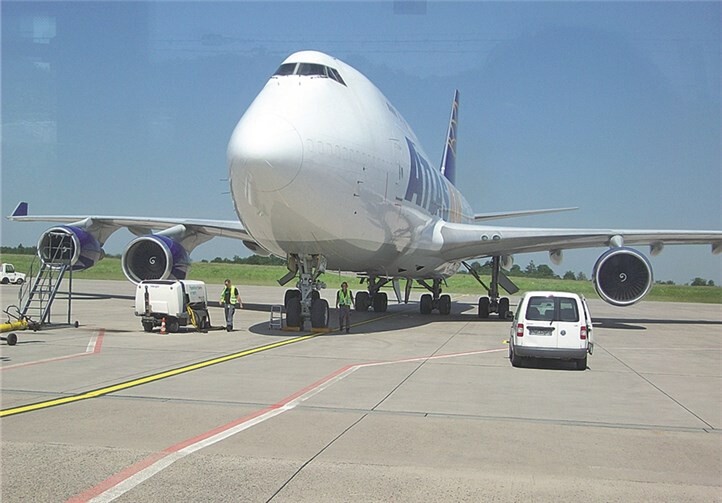Schukis aus dem Haus für Kinder schnuppern Pilotenluft 