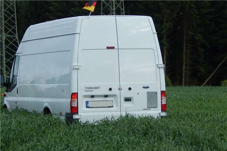Besetzter Bus mit Sprinter kollidiert 
