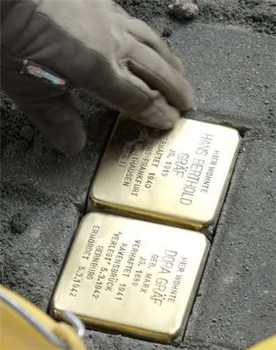 Künstler Gunter Demnig erinnert an die Opfer der NS-Zeit 