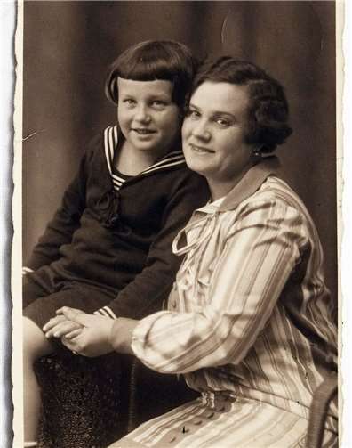 Künstler Gunter Demnig erinnert an die Opfer der NS-Zeit 