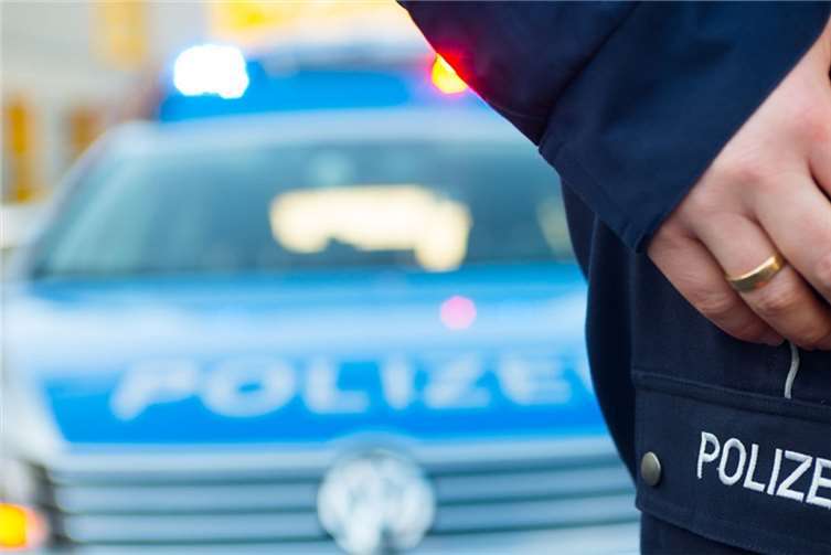 Auf Fahrbahnverengung aufgefahren 