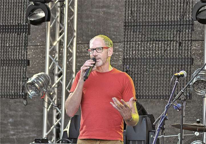 „Bewegender Sound trifft auf starren Fels“ 