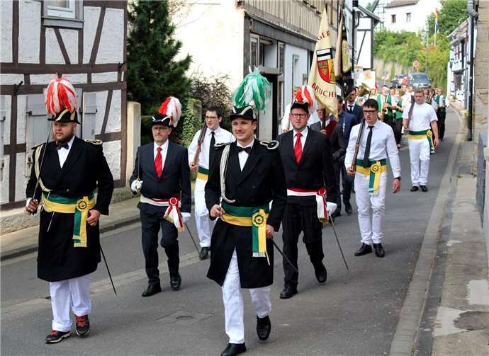 Feierliche Kirmes bei strahlender Sonne 