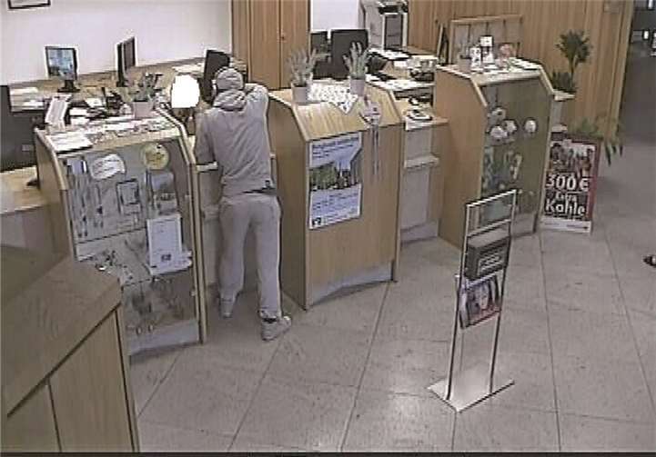 Raubüberfall in Burgbrohl Polizei veröffentlicht Täterbilder  Raubüberfall in Burgbrohl Polizei veröffentlicht Täterbilder