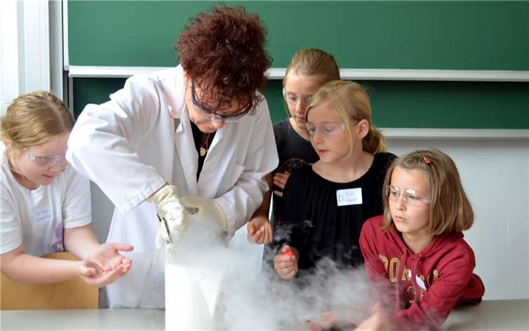 Schülerinnen entdecken die Welt der Werkstofftechnik