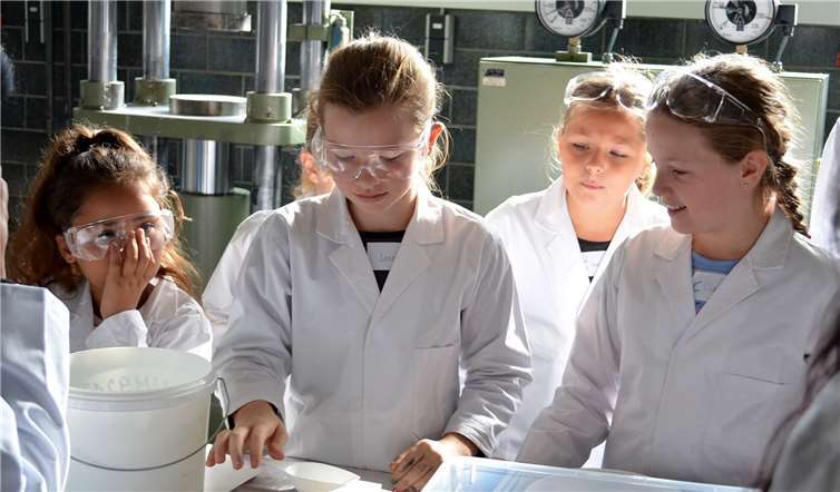 Schülerinnen entdecken die Welt der Werkstofftechnik 