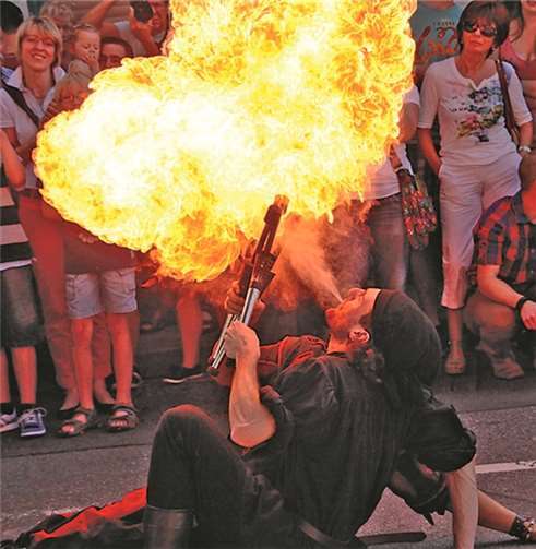 „Ritter, Knappen, Knechte und Mägde“ 