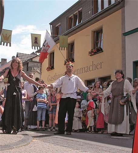 „Ritter, Knappen, Knechte und Mägde“ 