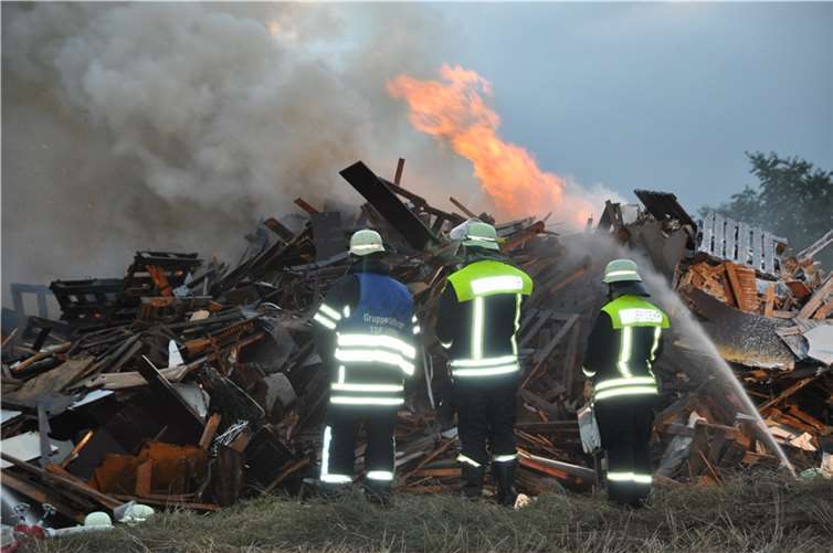 Holzabfälle stehen in Flammen 