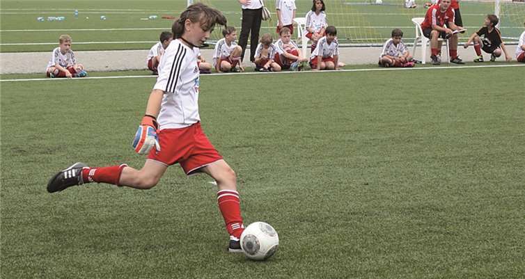 46 Kinder beim ersten Fußballcamp im Weiherstadion 