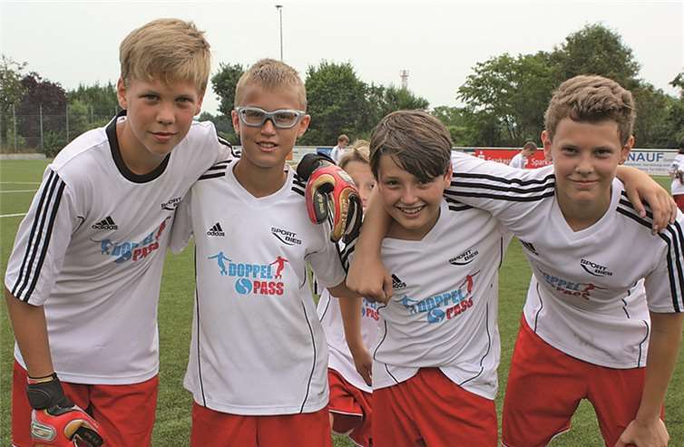 46 Kinder beim ersten Fußballcamp im Weiherstadion 