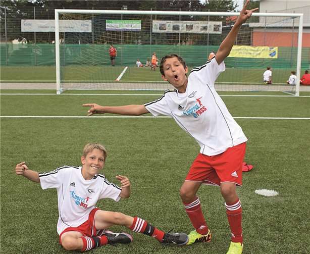 46 Kinder beim ersten Fußballcamp im Weiherstadion 