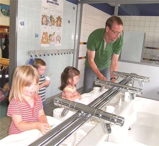 Gemeinsam Zähneputzen üben