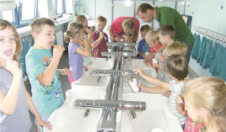 Gemeinsam Zähneputzen üben 