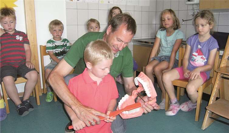 Gemeinsam Zähneputzen üben 