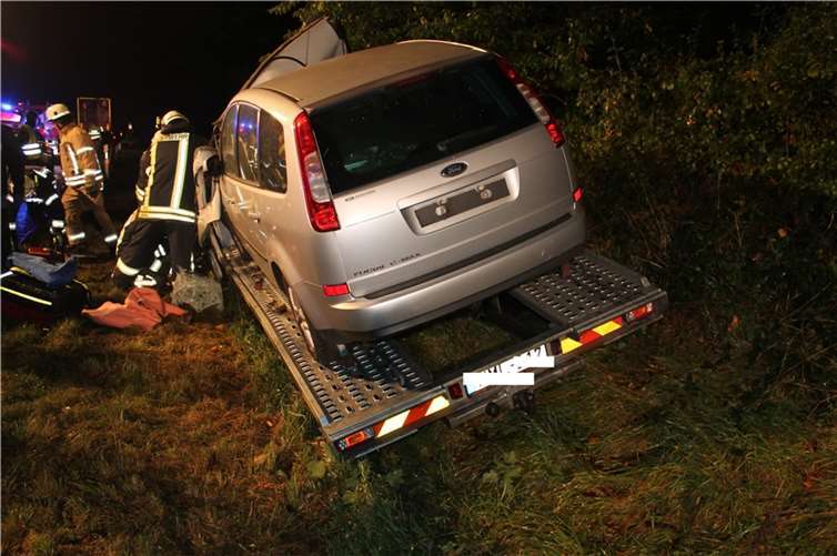 Fahrer eines Autotransporters lebensgefährlich verletzt Fahrer eines Autotransporters lebensgefährlich verletzt